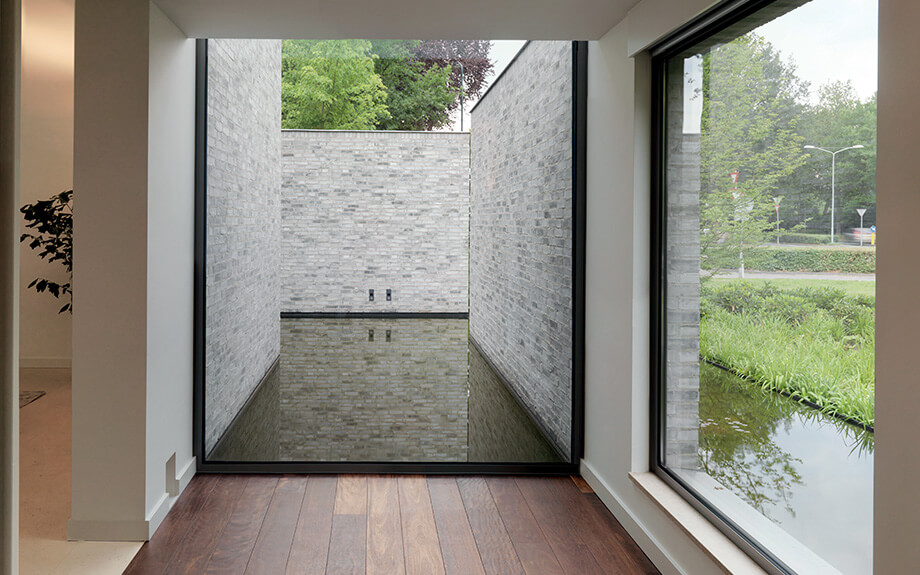 Large RAUM aluminium windows